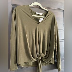 V-neck tie waisted top with 3/4 sleeves. Great for fall time